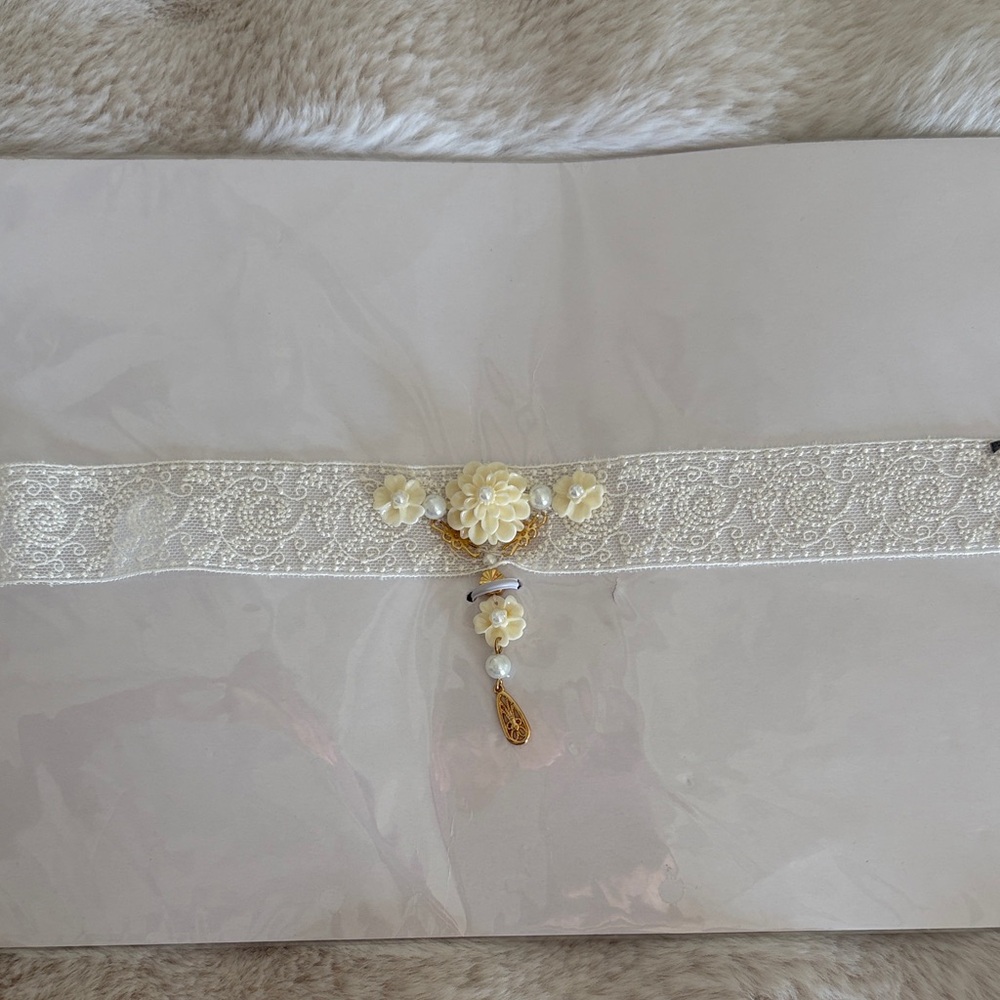 Anne Fontaine Elegant Cream Lace Choker Neck necklace